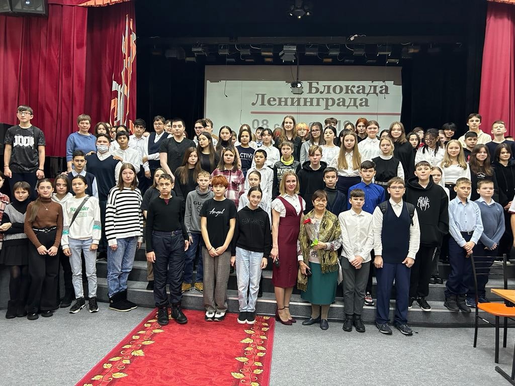 Учащиеся 10 классов приняли участие в городской акции, посвященной 79- летию освобождения Ленинграда.