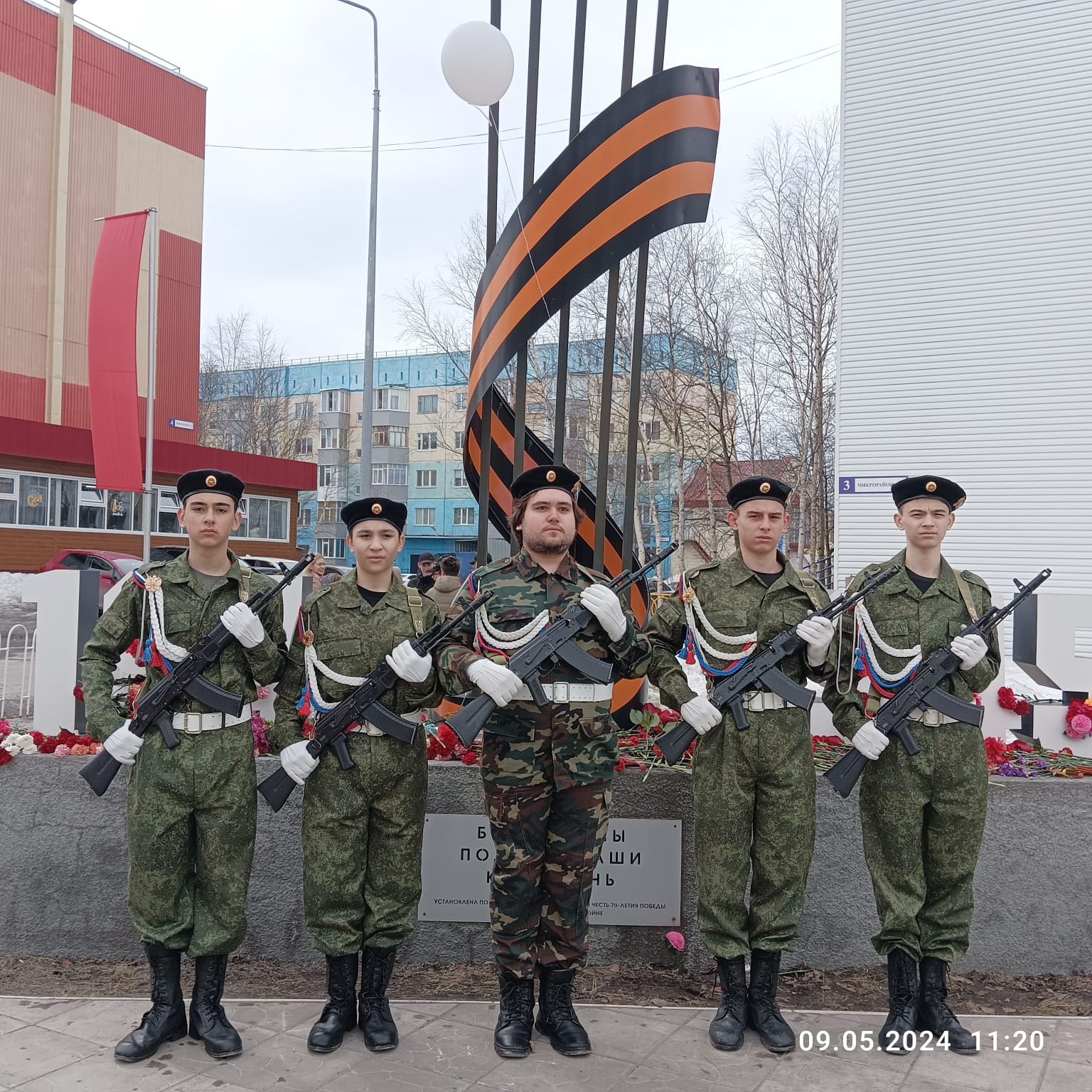 Участие юношей школы в Почетном карауле у Стелы Памяти.