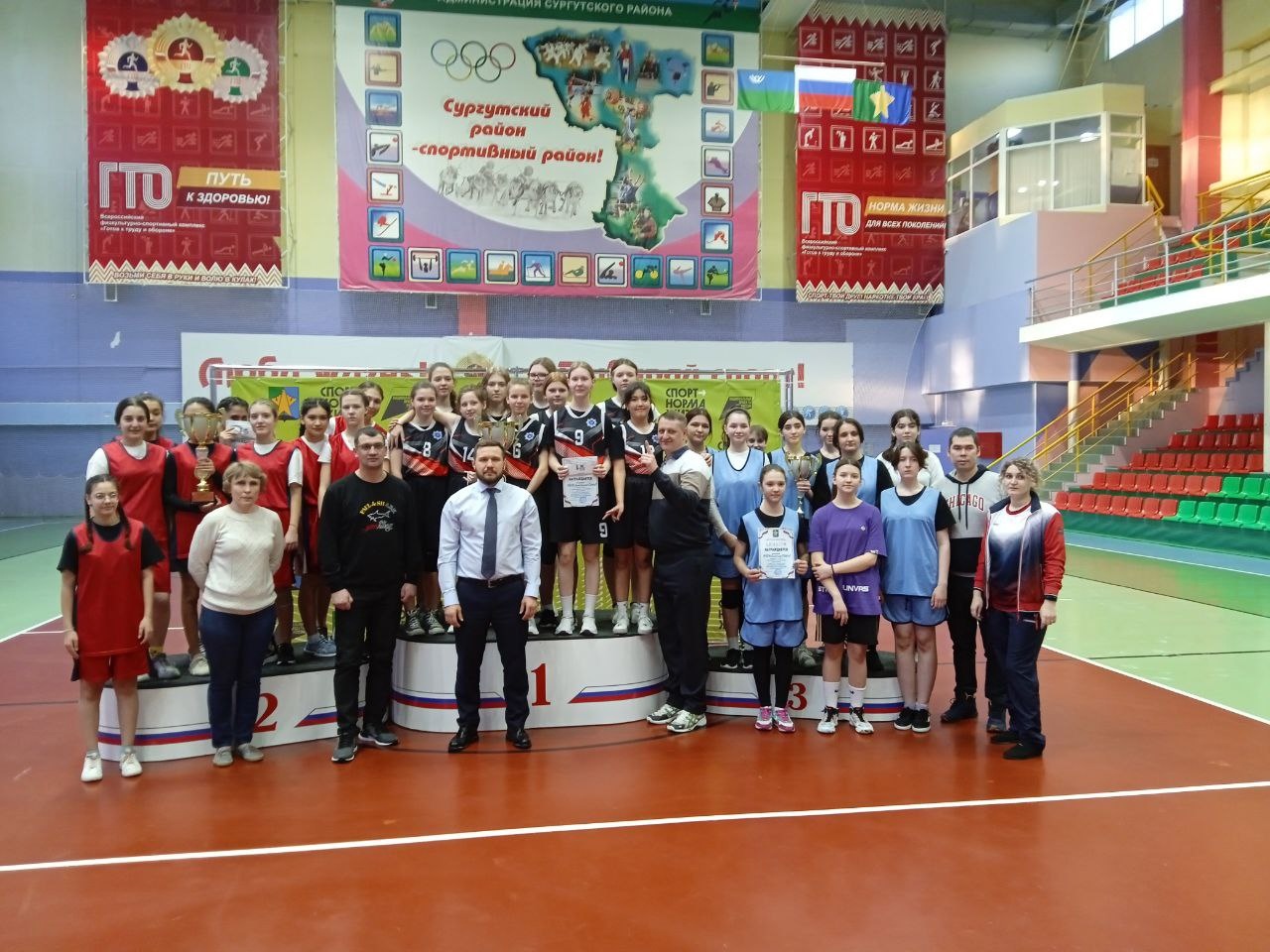 1 место в районных соревнованиях XXVI Спартакиады школьников Сургутского района заняла сборная по баскетболу
