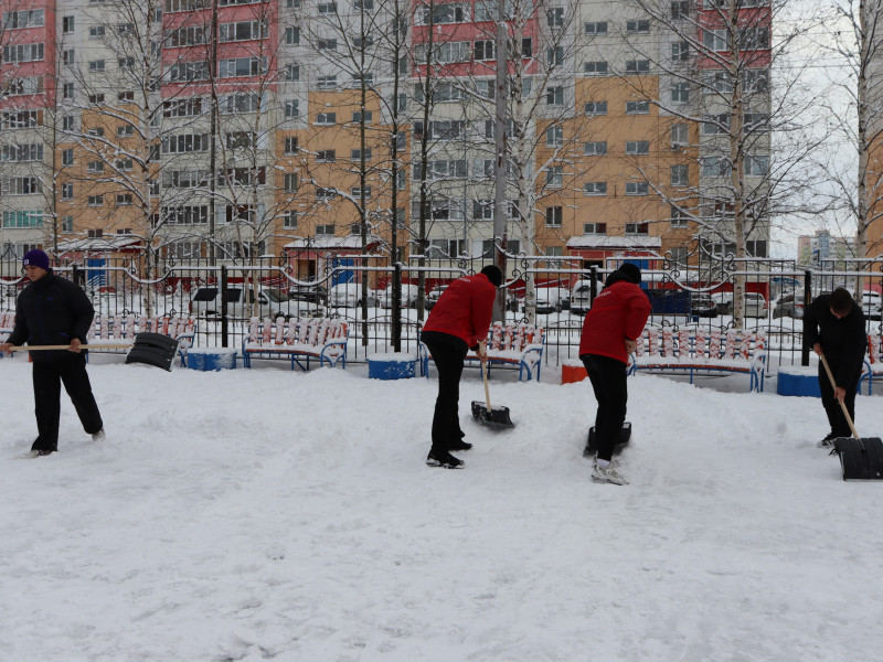 Волонтерский отряд &quot;Ракета&quot; помог в очистке территории школы от снега.