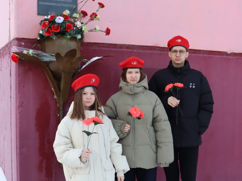 Орлята России возлагают цветы к памятникам города.