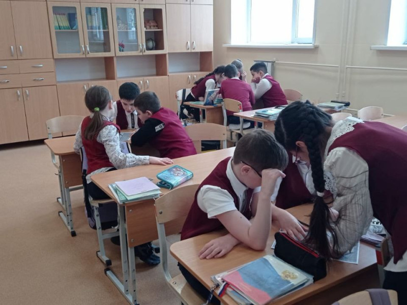 Тема занятия — экологичное потребление и его важность для планеты Земля. .