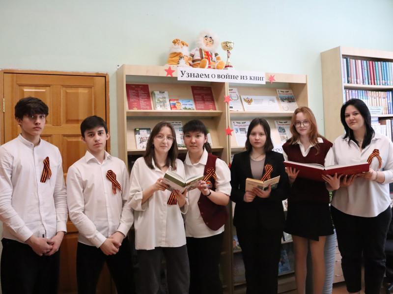 Книжная выставка: «Узнаем о войне из книг».