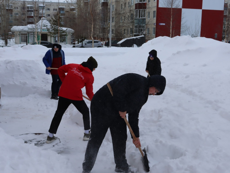 Волонтерский отряд &quot;Ракета&quot; помог в очистке территории от снега во дворе школы..