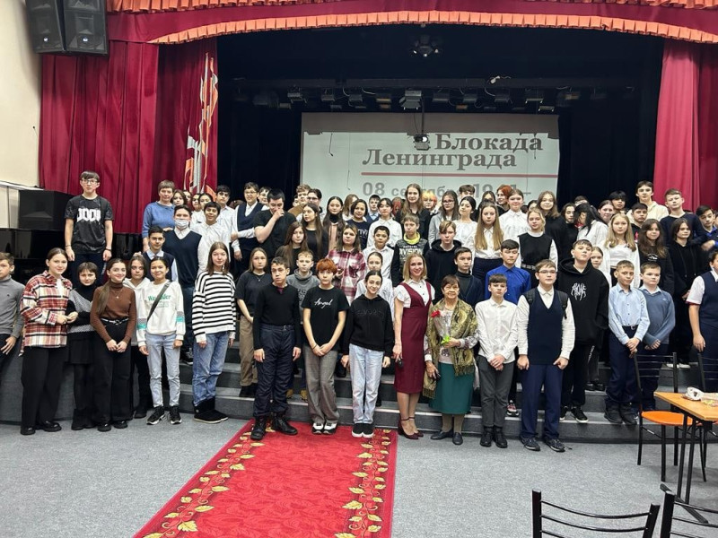 Учащиеся 10 классов приняли участие в городской акции, посвященной 79- летию освобождения Ленинграда.