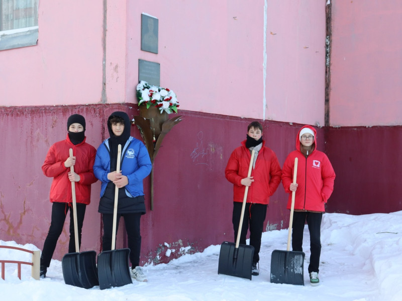 Волонтерский отряд &quot;Ракета&quot; помог в очистке территории от снега.