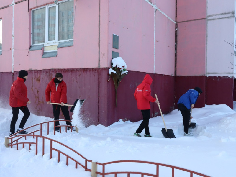 Волонтерский отряд &quot;Ракета&quot; помог в очистке территории от снега.