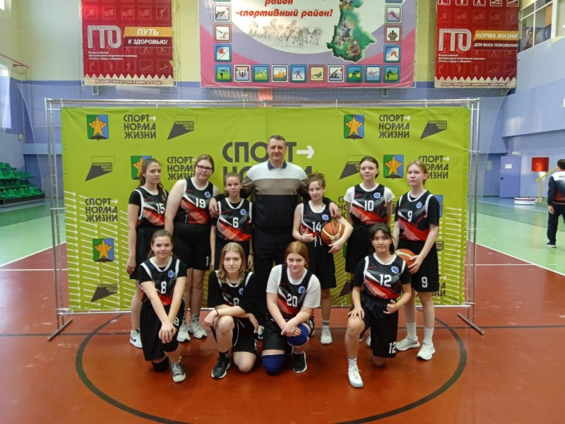 1 место в районных соревнованиях XXVI Спартакиады школьников Сургутского района заняла сборная по баскетболу.